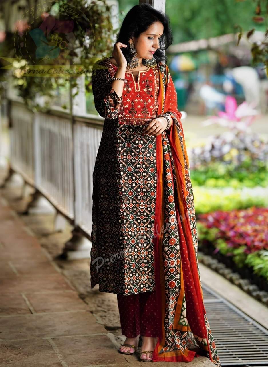 Ethnic Kurta Sets for Women-SHKS1082